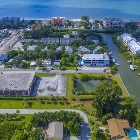 4 Bed And 2 And A Half Bath, Minutes From The Beach!